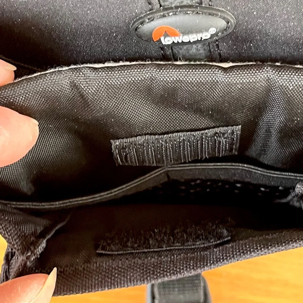 Lowepro Rezo TLZ 10 Camera bag EUC Holster style with a front pocket